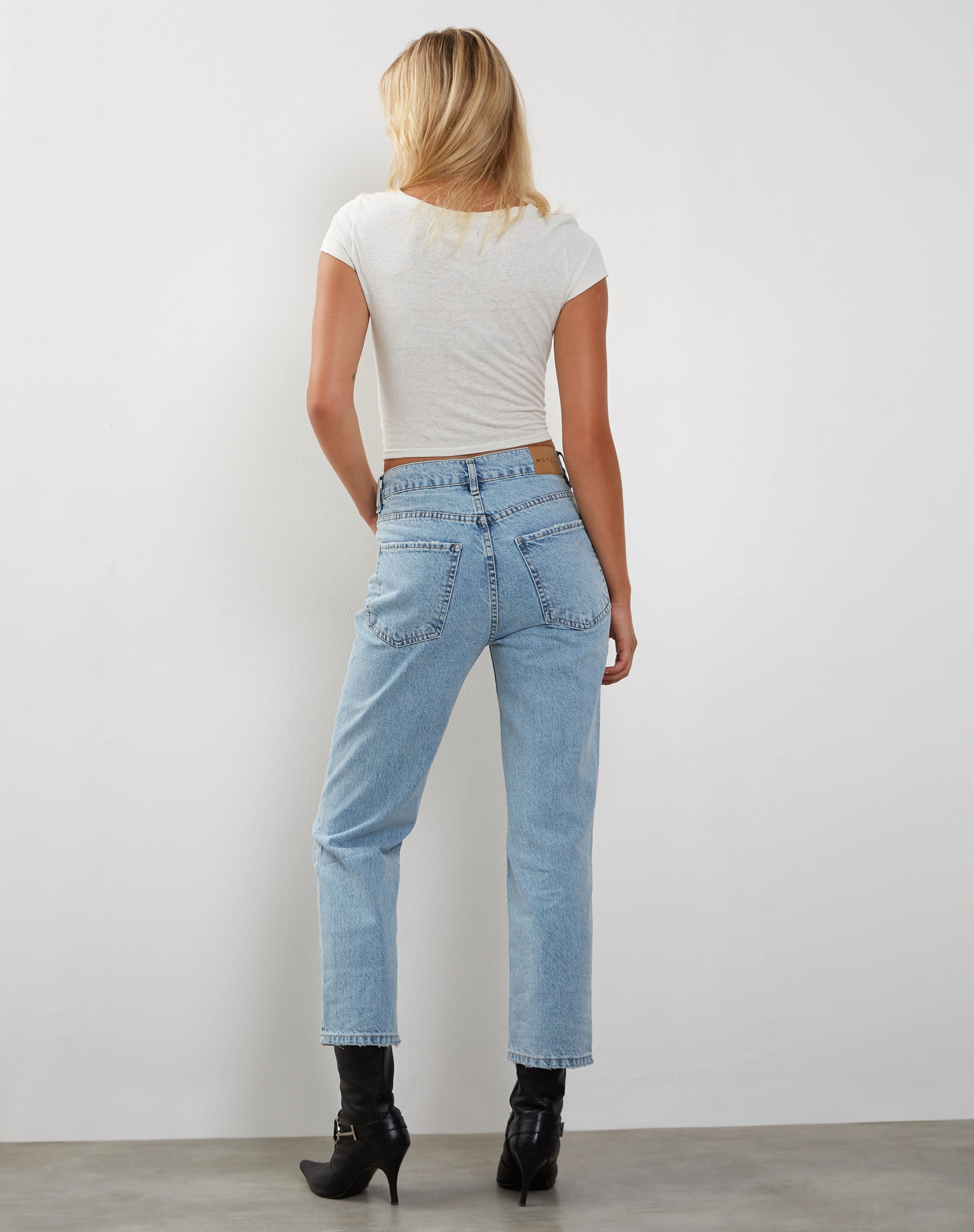 Mid Rise Straight Leg Cropped Jeans in Bleach Denim