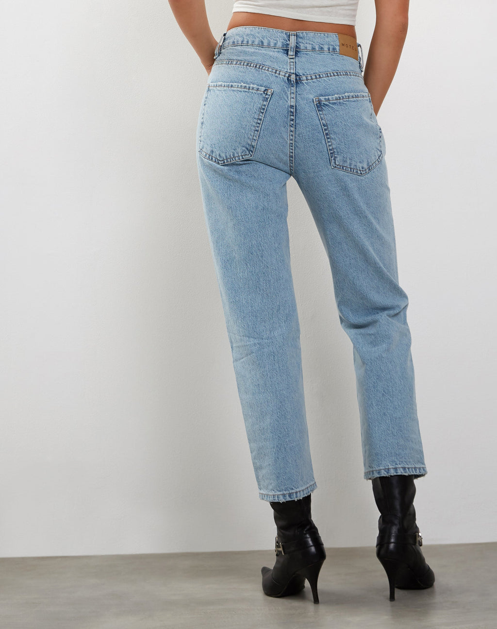 Mid Rise Straight Leg Cropped Jeans in Bleach Denim