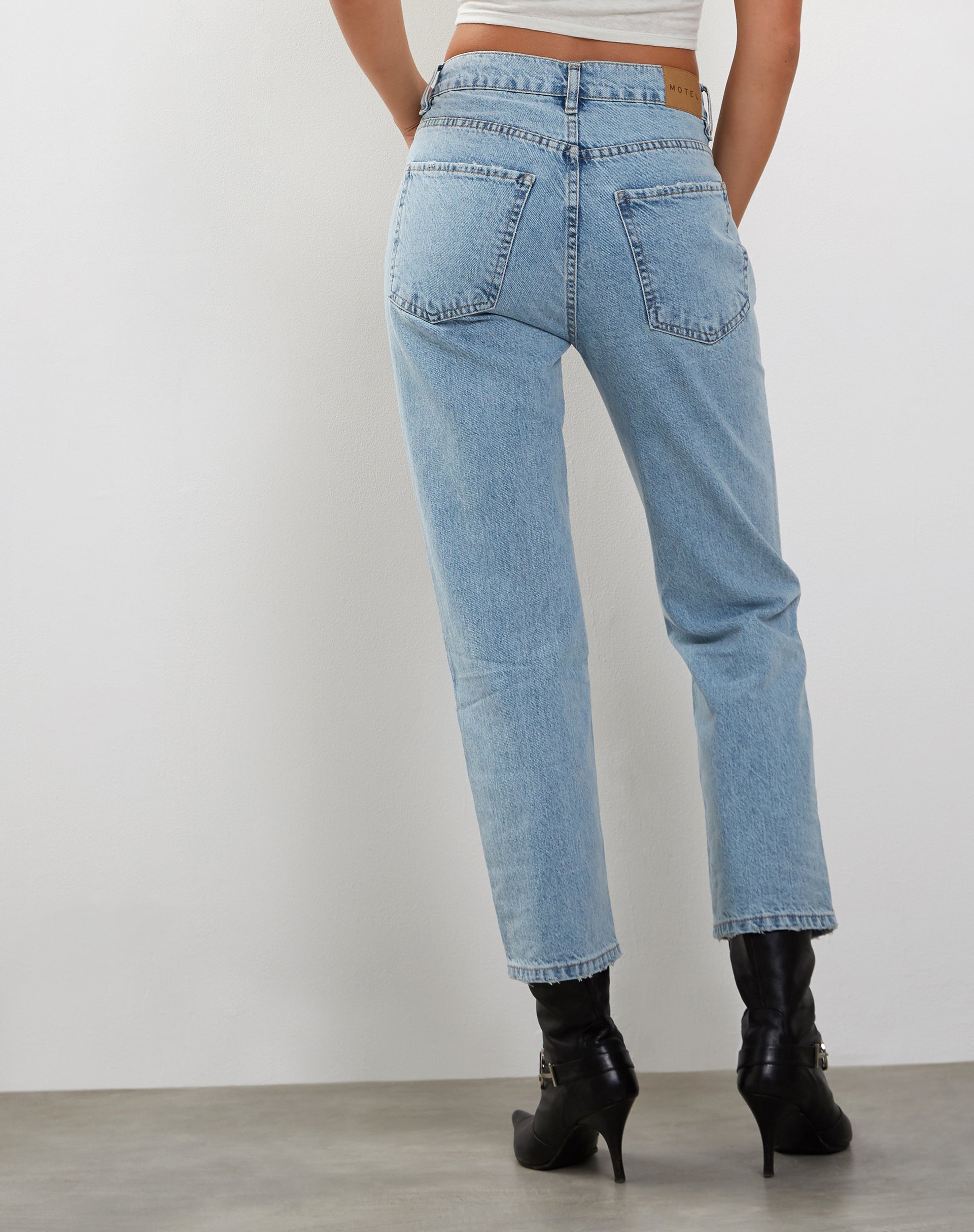 Mid Rise Straight Leg Cropped Jeans in Bleach Denim